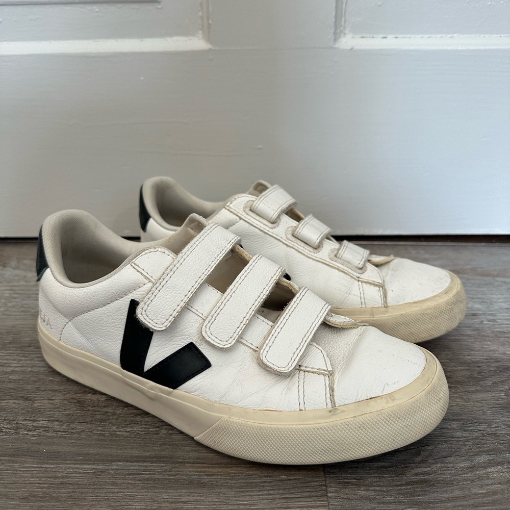 Vejas White and Black Sneakers size 9/40